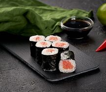 Ролл с лососем
