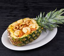 Жареный рис в ананасе