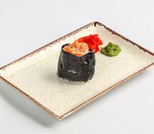 Гункан с лососем