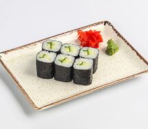 Ролл с огурцом и кунжутом