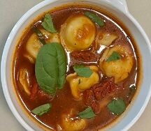 Пельмени в томатном соусе с вялеными томатами