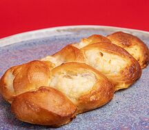 Косичка с творогом и изюмом