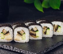 Ролл с угрем и огурцом