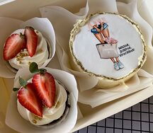 Бенто-торт и два капкейка милая, добрая, красивая