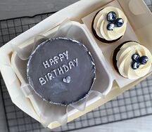 Набор Бенто-торт и два капкейка Happy Birthday серый