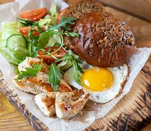 Завтрак с филе цыпленка