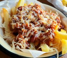 Картофель фри с соусом Чили Кон Карне