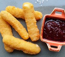 Сырные палочки с брусничным соусом