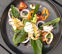 Греческий салат с жареным кальмаром
