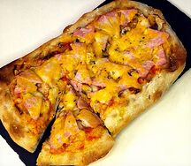 Пицца с ветчиной и грибами