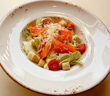 Салат Цезарь с форелью