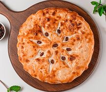 Пирог с творогом и изюмом