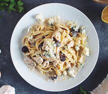 Паста с курицей, голубым сыром и оливками