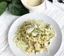 Паста с курицей, шпинатом и пармезаном