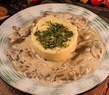 Бефстроганов из вырезки с грибами