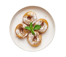 Маленькая порция пончиков с корицей и сахарной пудрой