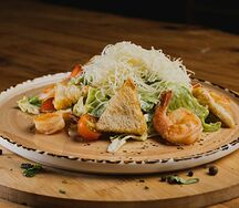 Салат Цезарь с королевскими креветками