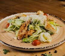 Салат Цезарь с курицей