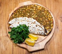 Лахмаджун с сыром