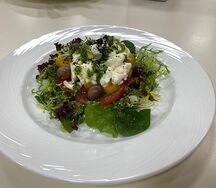 Салат с печеным перцем и моцареллой