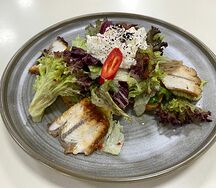Салат с копченым угрем