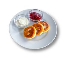 Творожные сырники со сметаной