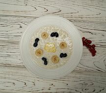 Рисовая каша с бананом и карамельным топпингом