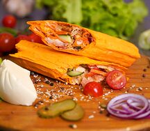 Шаурма с курицей и сыром моцарелла в сырном лаваше