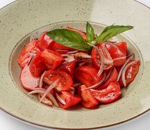 Салат из помидоров с красным луком