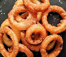 Луковые кольца, жаренные в пивном кляре