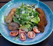 Теплый салат с курицей и потрошками