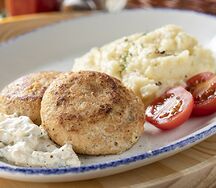 Рыбные котлеты с картофельным пюре и соусом тартар