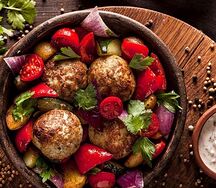Биточки из индейки с овощами