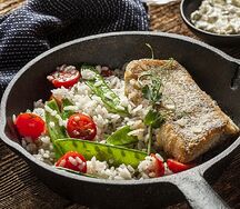 Обжаренное филе судака с рисом и овощами