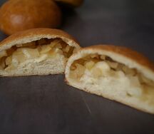 Булочка с яблоком