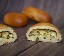 Пирожок с луком и яйцом