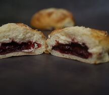 Булочка с вишней