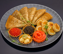 Ассорти блинов с мини-оладушками, икрой и лососем