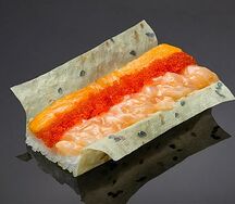Хенд-ролл с морским гребешком в остром соусе в маменори