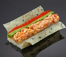 Хенд-ролл с камчатским крабом в остром соусе в маменори