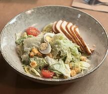 Салат Цезарь с куриной грудкой