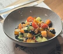 Салат со слабосоленой семгой и овощами