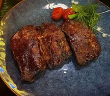 Свиные ребрышки с томатным соусом и картофелем