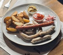 Ассорти колбасок гриль с картофелем и горчицей