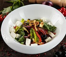 Современный греческий салат с сыром фета