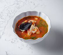 Томатный суп с базиликом и морепродуктами