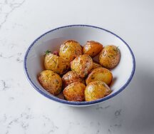Мини-картофель, обжаренный с таджасскими маслинами, чесноком и розмарином