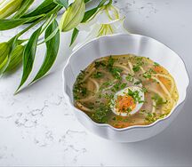 Куриный суп с лапшой и яйцом