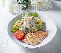 Салат с куриной грудкой и листьями романо