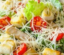 Салат Цезарь с курицей